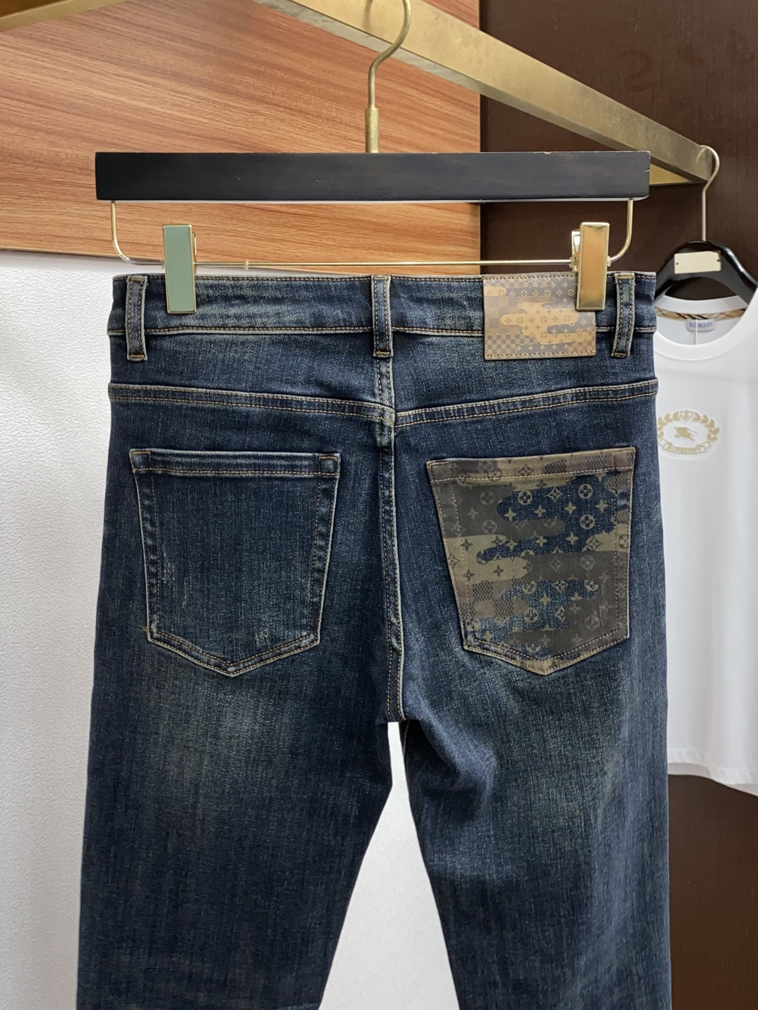  1v 路易威登 2025新款 休闲牛仔裤 干净利落剪裁，都市风十足 采用精纺纯棉面料手感软糯干爽，上身