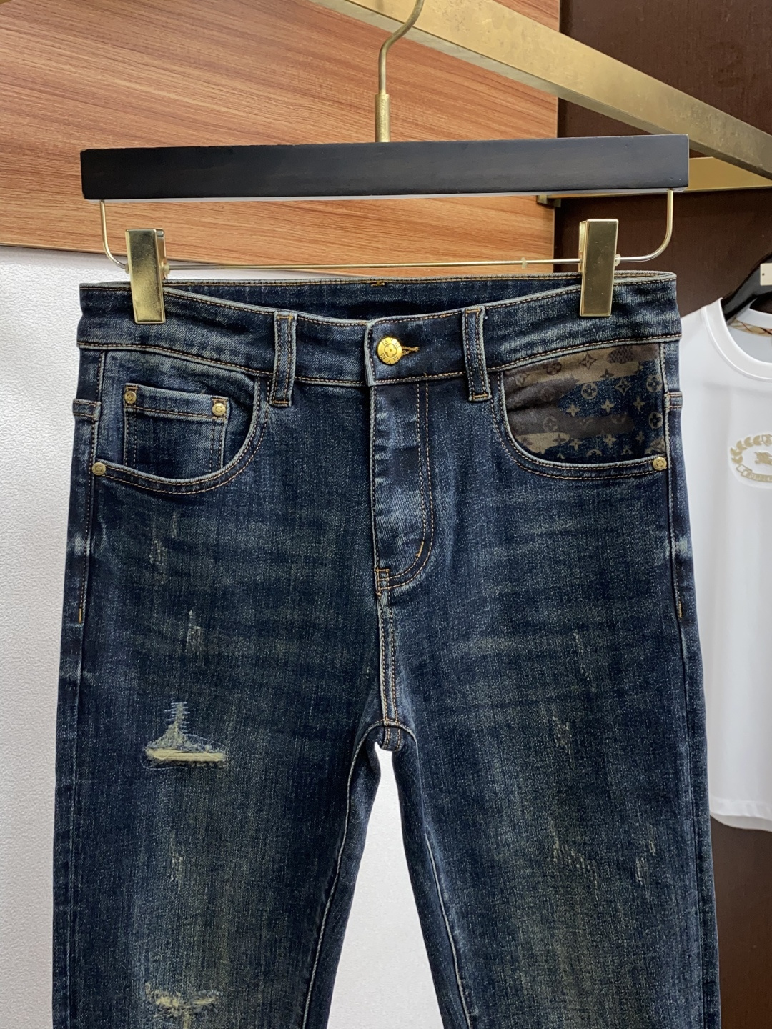  1v 路易威登 2025新款 休闲牛仔裤 干净利落剪裁，都市风十足 采用精纺纯棉面料手感软糯干爽，上身