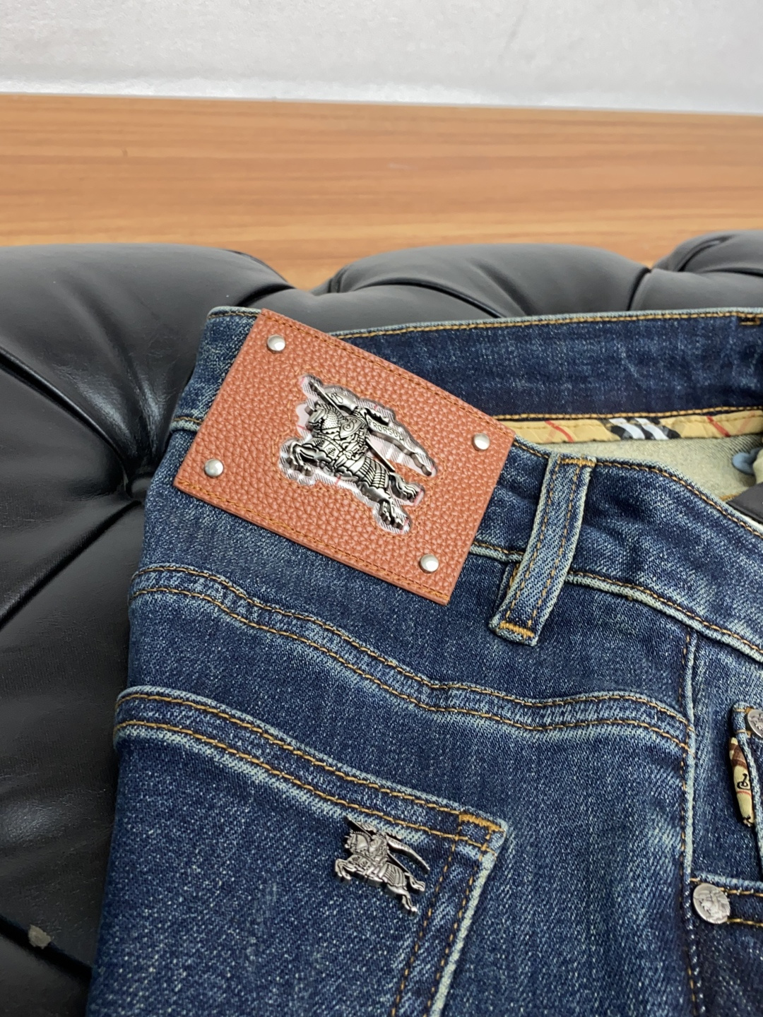  巴宝莉 2025新款 休闲牛仔裤 干净利落剪裁，都市风十足 采用精纺纯棉面料手感软糯干爽，上身效果挺括