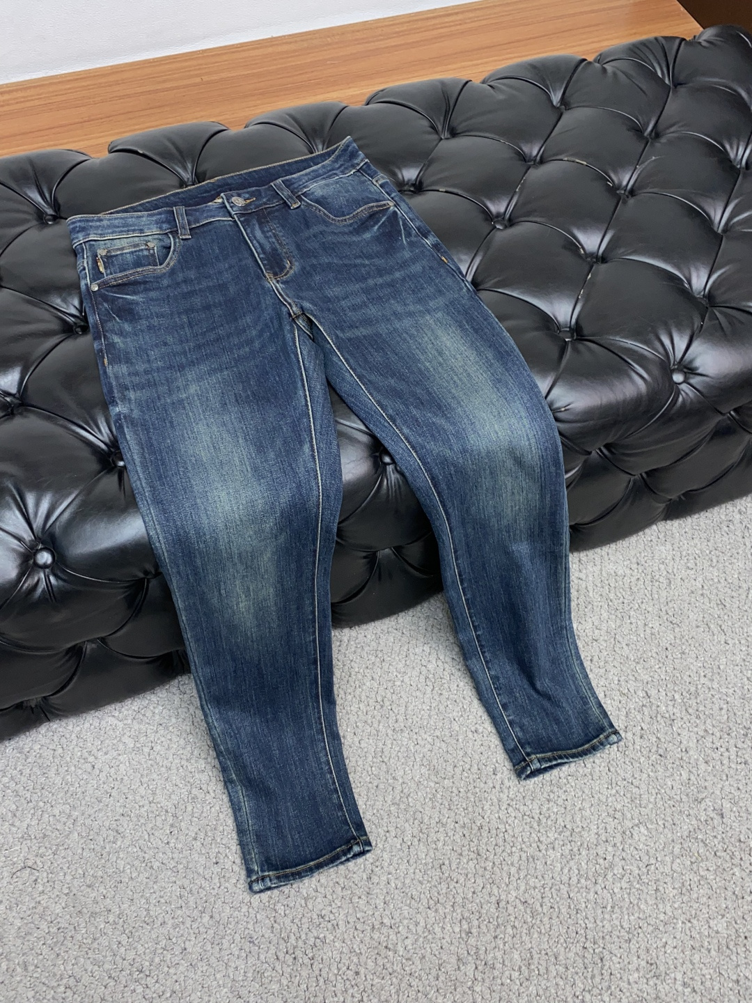  巴宝莉 2025新款 休闲牛仔裤 干净利落剪裁，都市风十足 采用精纺纯棉面料手感软糯干爽，上身效果挺括