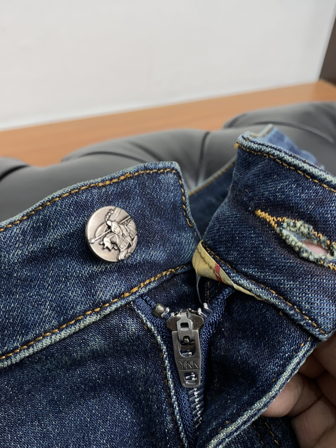  巴宝莉 2025新款 休闲牛仔裤 干净利落剪裁，都市风十足 采用精纺纯棉面料手感软糯干爽，上身效果挺括