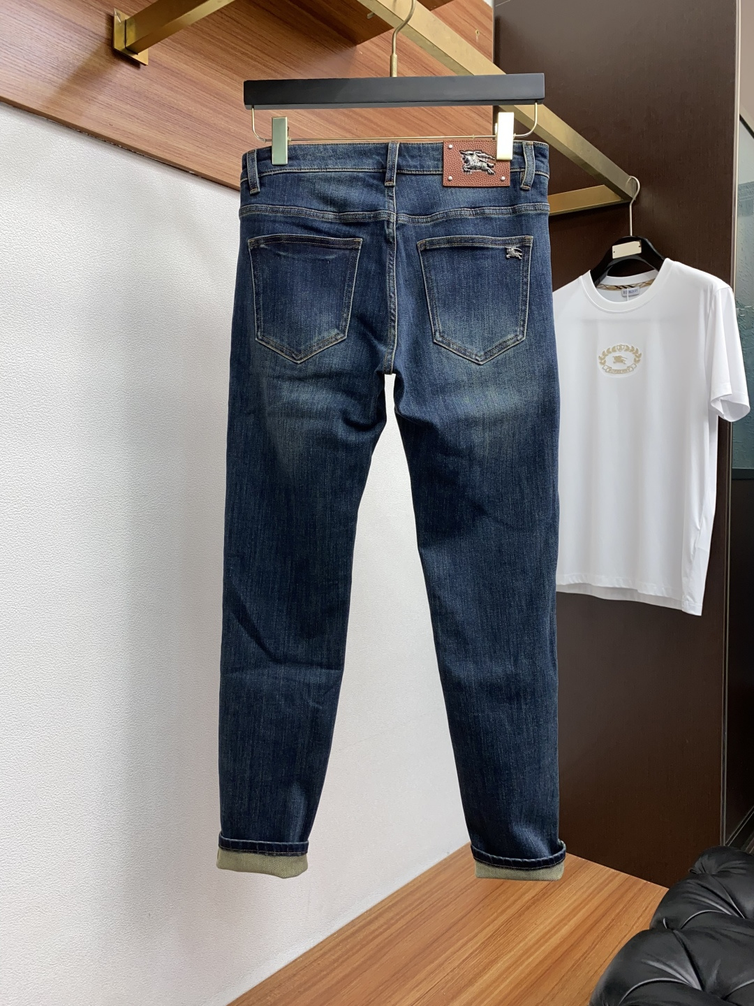  巴宝莉 2025新款 休闲牛仔裤 干净利落剪裁，都市风十足 采用精纺纯棉面料手感软糯干爽，上身效果挺括