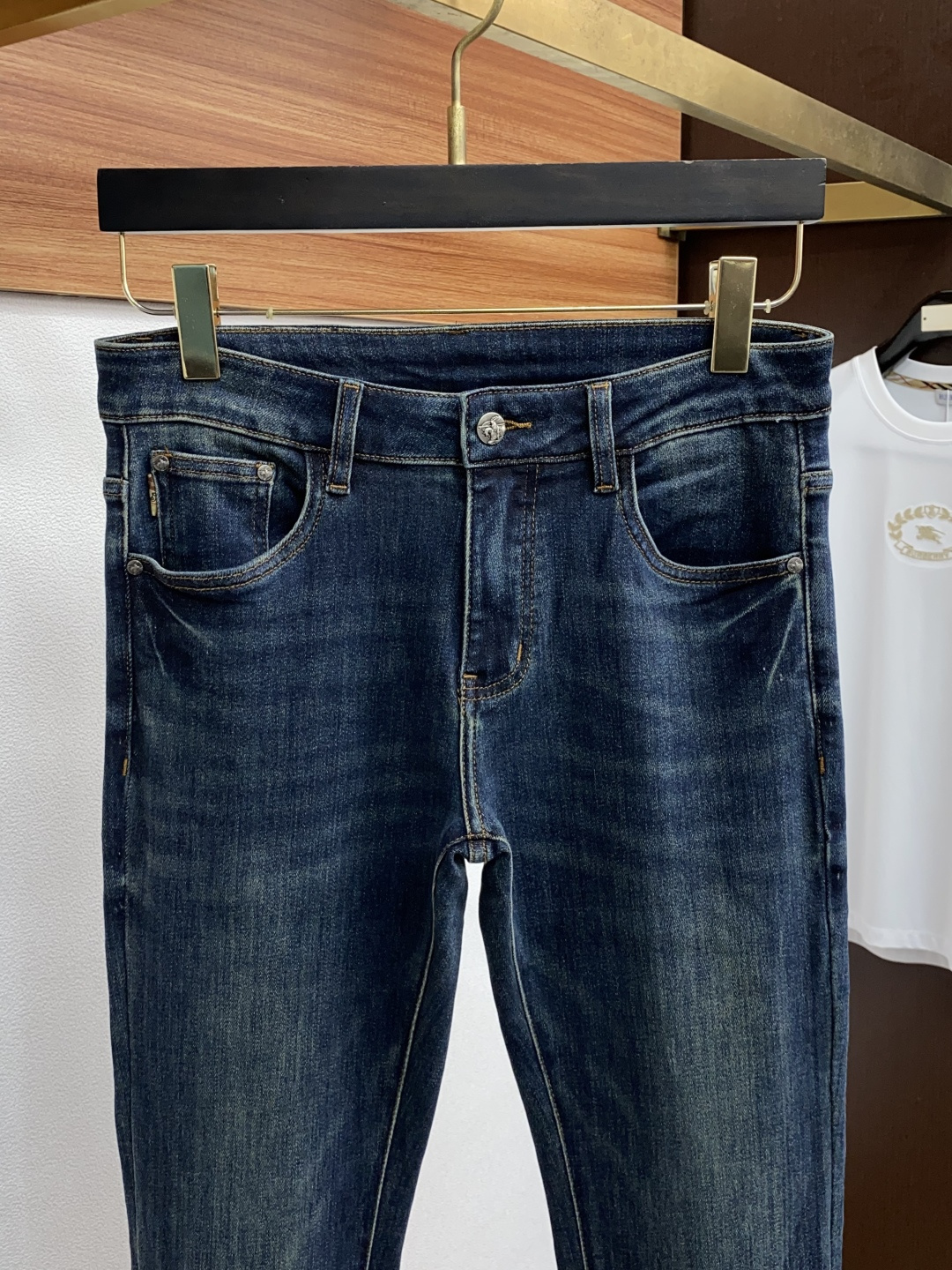  巴宝莉 2025新款 休闲牛仔裤 干净利落剪裁，都市风十足 采用精纺纯棉面料手感软糯干爽，上身效果挺括