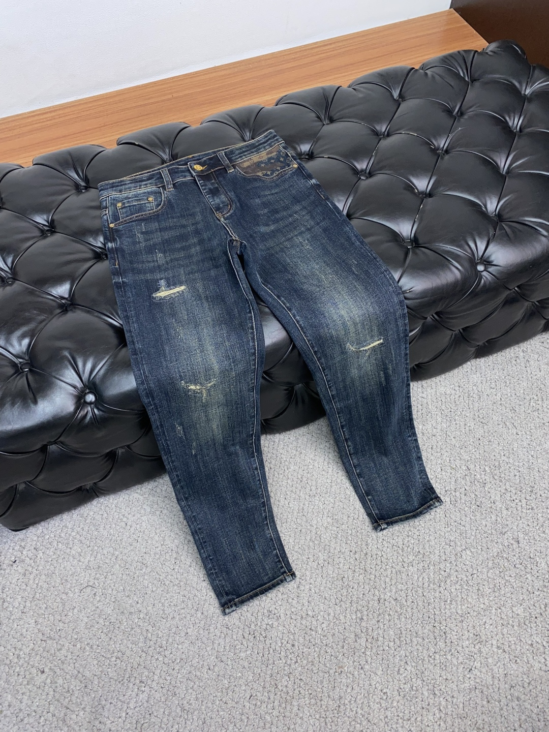  1v 路易威登 2025新款 休闲牛仔裤 干净利落剪裁，都市风十足 采用精纺纯棉面料手感软糯干爽，上身