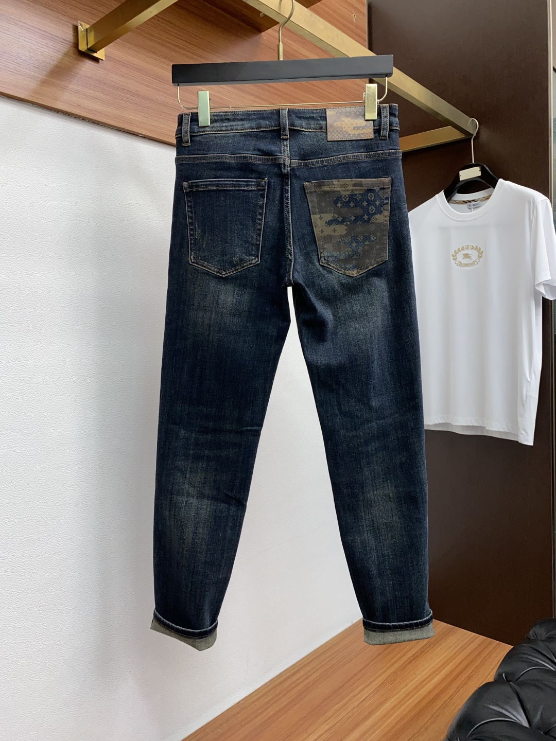  1v 路易威登 2025新款 休闲牛仔裤 干净利落剪裁，都市风十足 采用精纺纯棉面料手感软糯干爽，上身