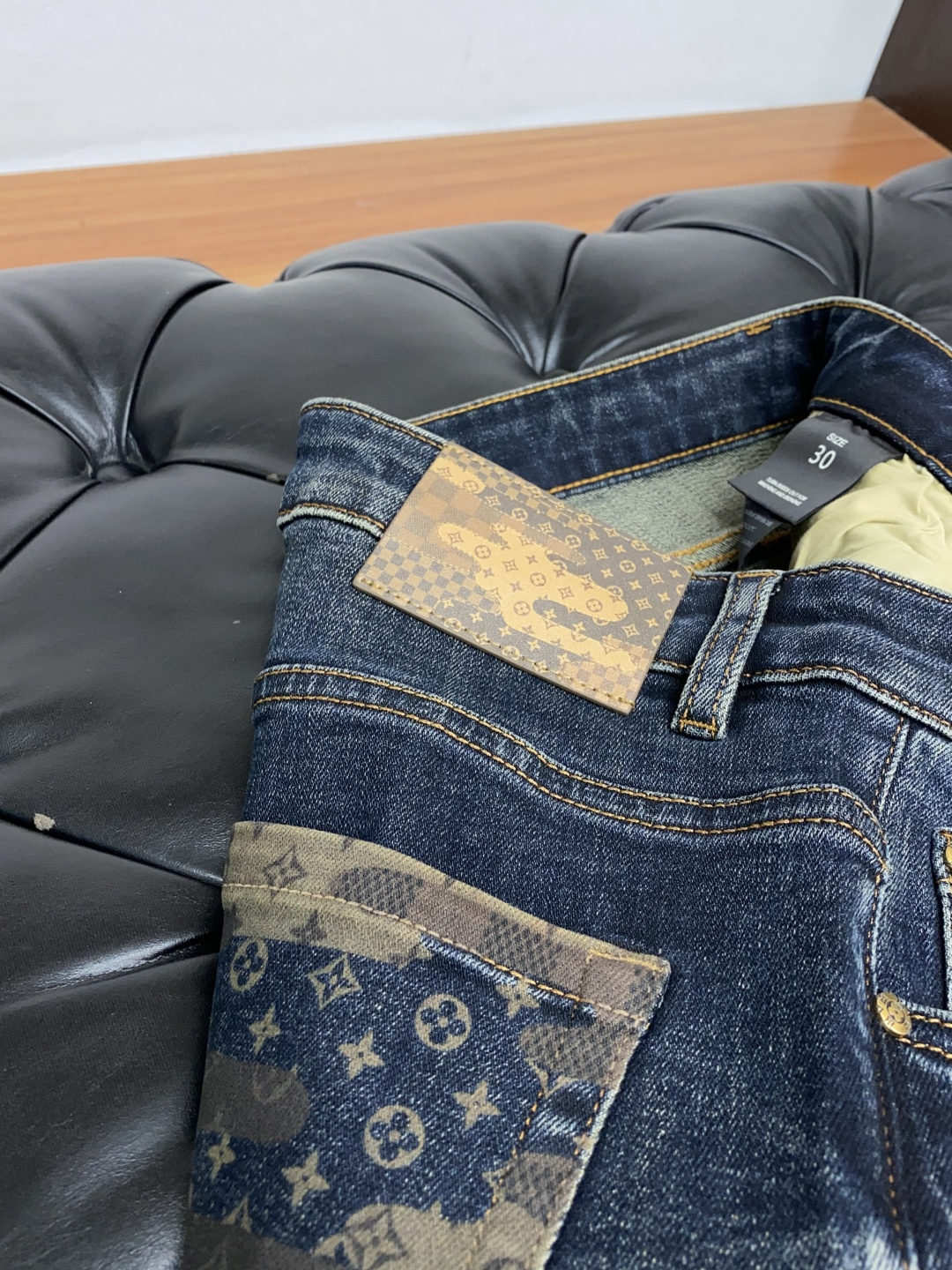  1v 路易威登 2025新款 休闲牛仔裤 干净利落剪裁，都市风十足 采用精纺纯棉面料手感软糯干爽，上身