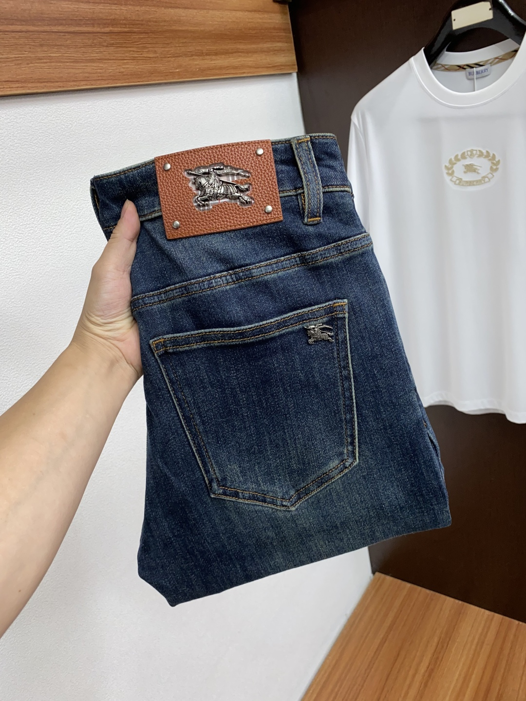  巴宝莉 2025新款 休闲牛仔裤 干净利落剪裁，都市风十足 采用精纺纯棉面料手感软糯干爽，上身效果挺括