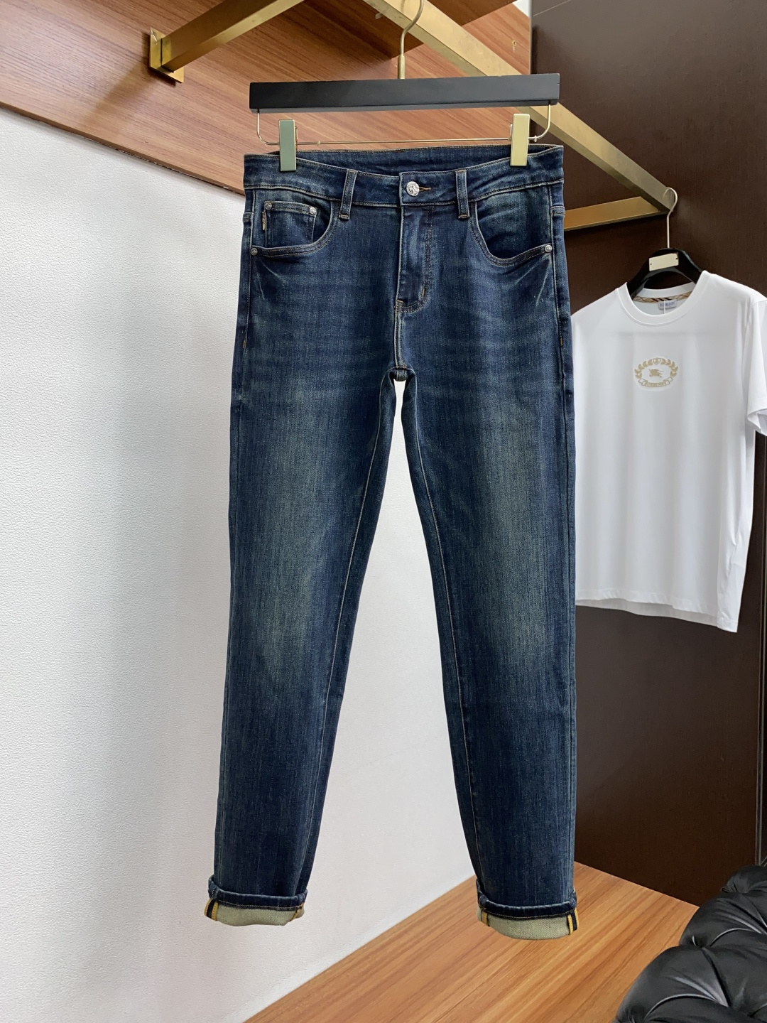  巴宝莉 2025新款 休闲牛仔裤 干净利落剪裁，都市风十足 采用精纺纯棉面料手感软糯干爽，上身效果挺括