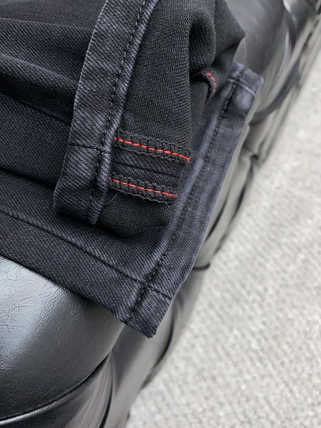  罗意威 2025新款 休闲牛仔裤 干净利落剪裁，都市风十足 采用精纺纯棉面料手感软糯干爽，上身效果挺括