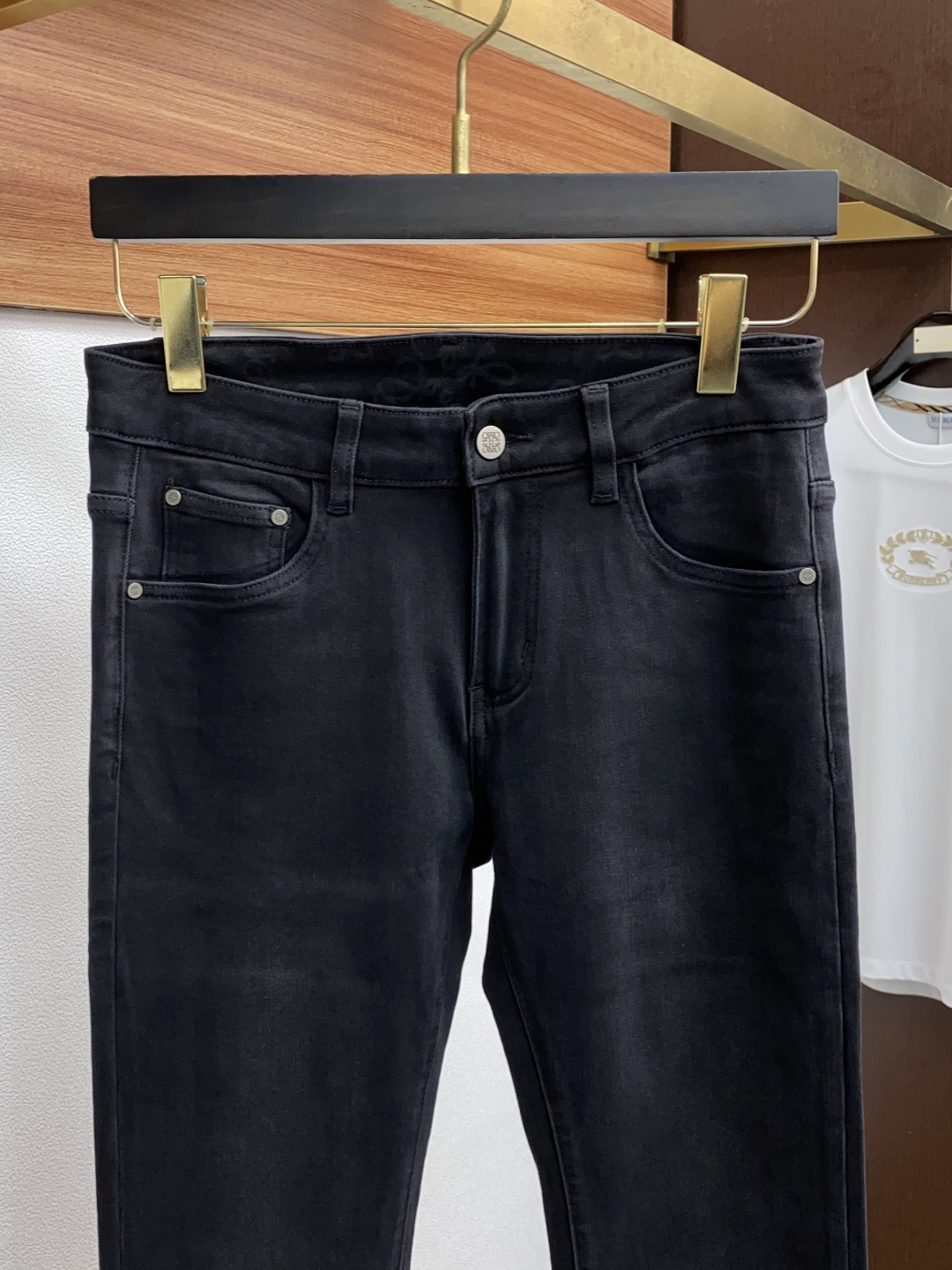  罗意威 2025新款 休闲牛仔裤 干净利落剪裁，都市风十足 采用精纺纯棉面料手感软糯干爽，上身效果挺括