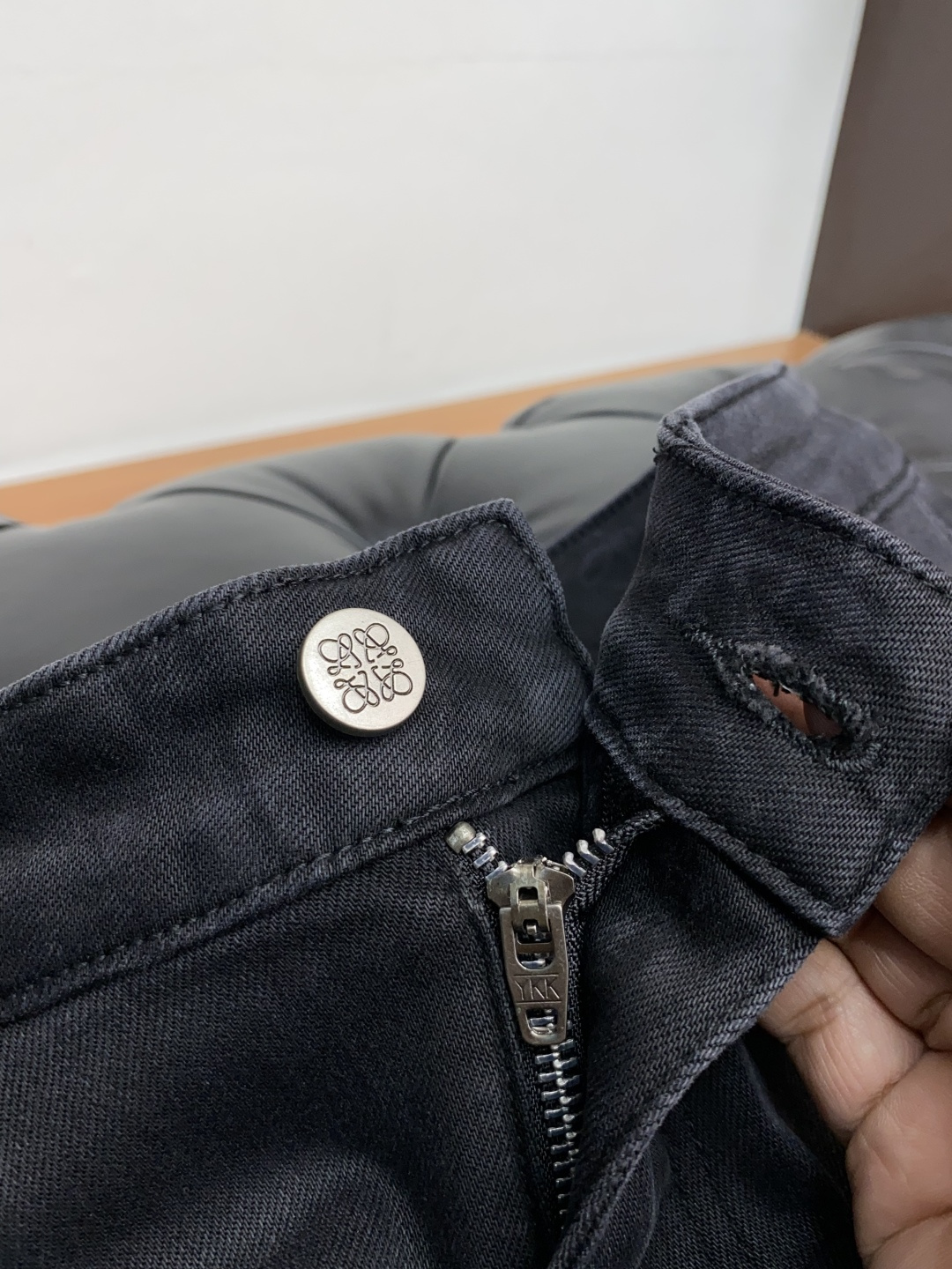  罗意威 2025新款 休闲牛仔裤 干净利落剪裁，都市风十足 采用精纺纯棉面料手感软糯干爽，上身效果挺括