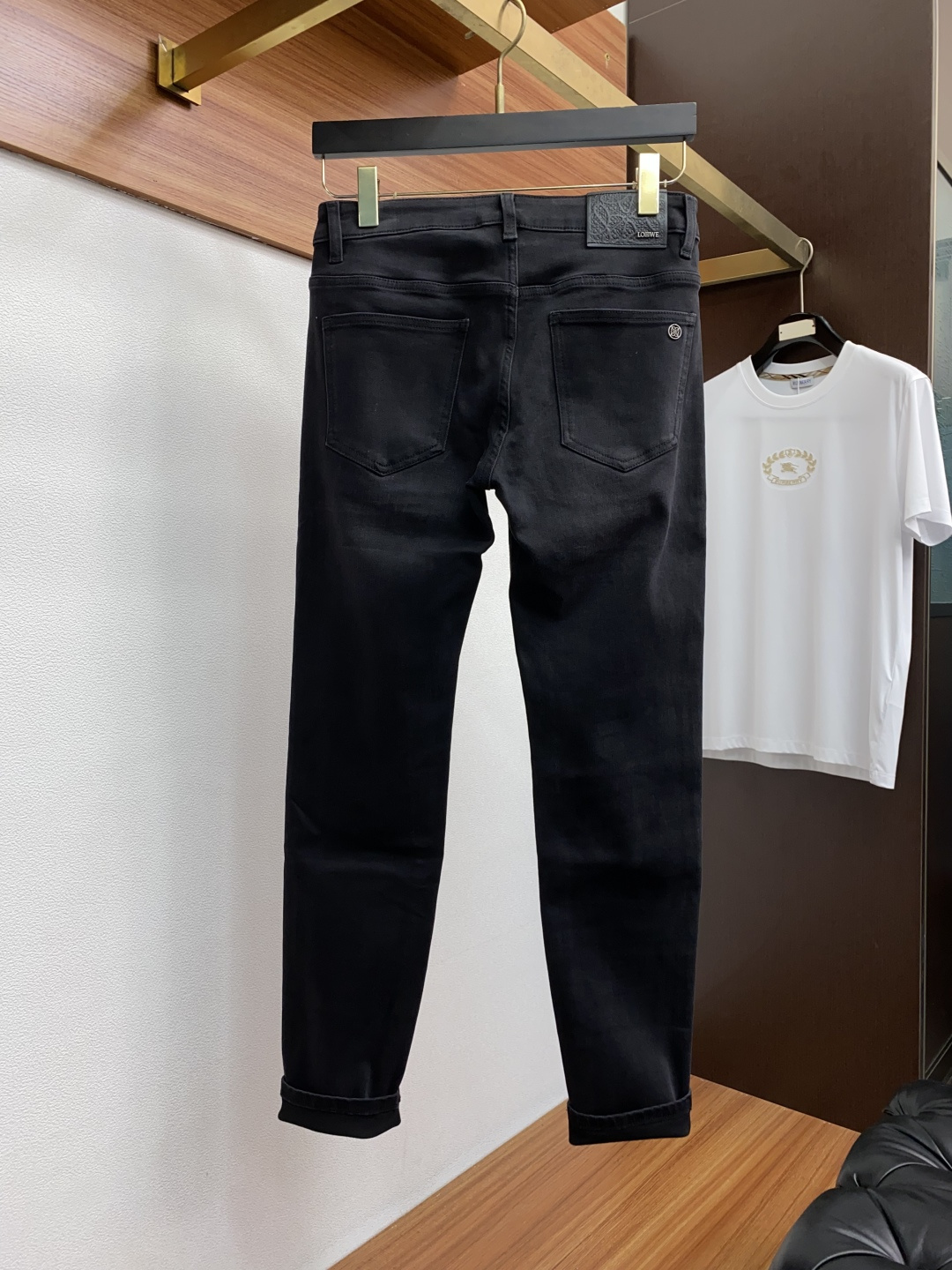  罗意威 2025新款 休闲牛仔裤 干净利落剪裁，都市风十足 采用精纺纯棉面料手感软糯干爽，上身效果挺括
