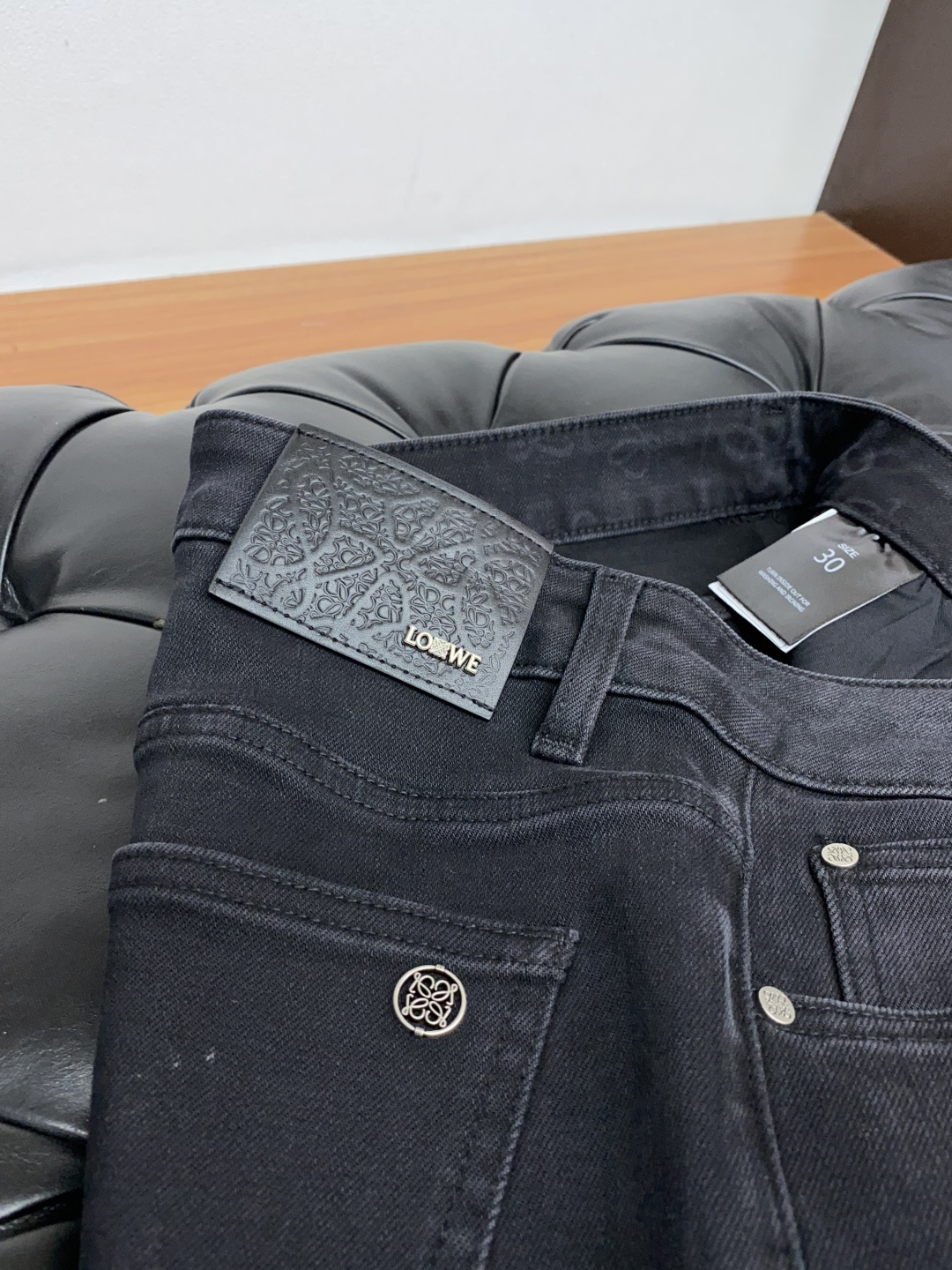  罗意威 2025新款 休闲牛仔裤 干净利落剪裁，都市风十足 采用精纺纯棉面料手感软糯干爽，上身效果挺括