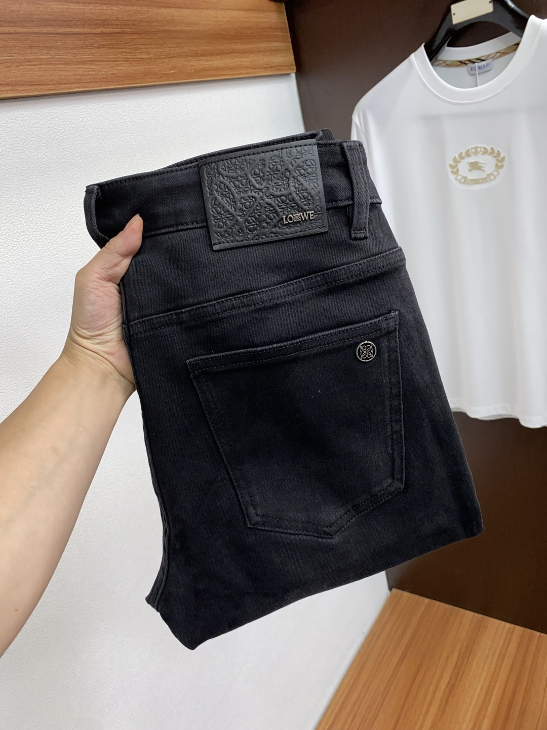  罗意威 2025新款 休闲牛仔裤 干净利落剪裁，都市风十足 采用精纺纯棉面料手感软糯干爽，上身效果挺括