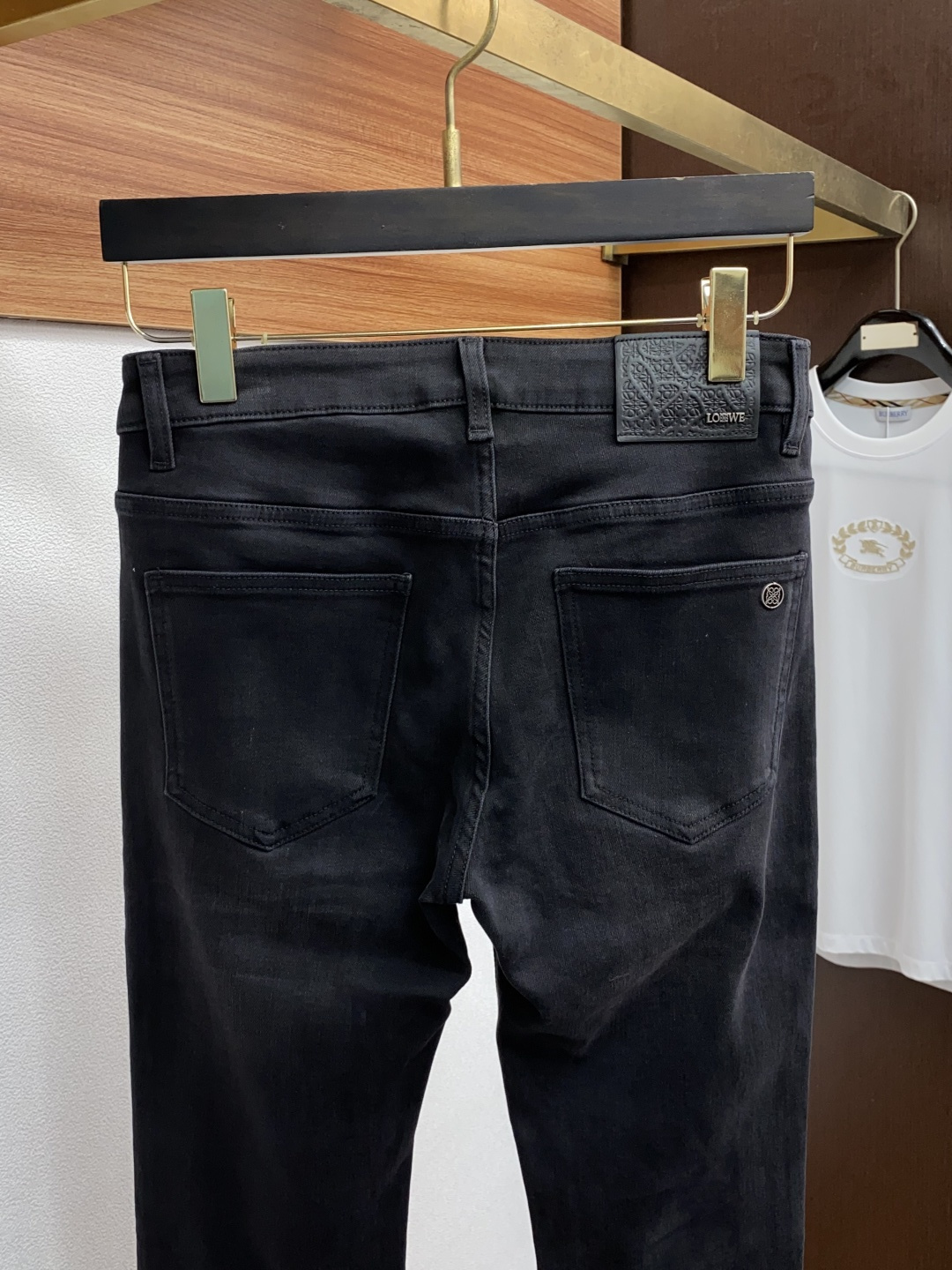  罗意威 2025新款 休闲牛仔裤 干净利落剪裁，都市风十足 采用精纺纯棉面料手感软糯干爽，上身效果挺括
