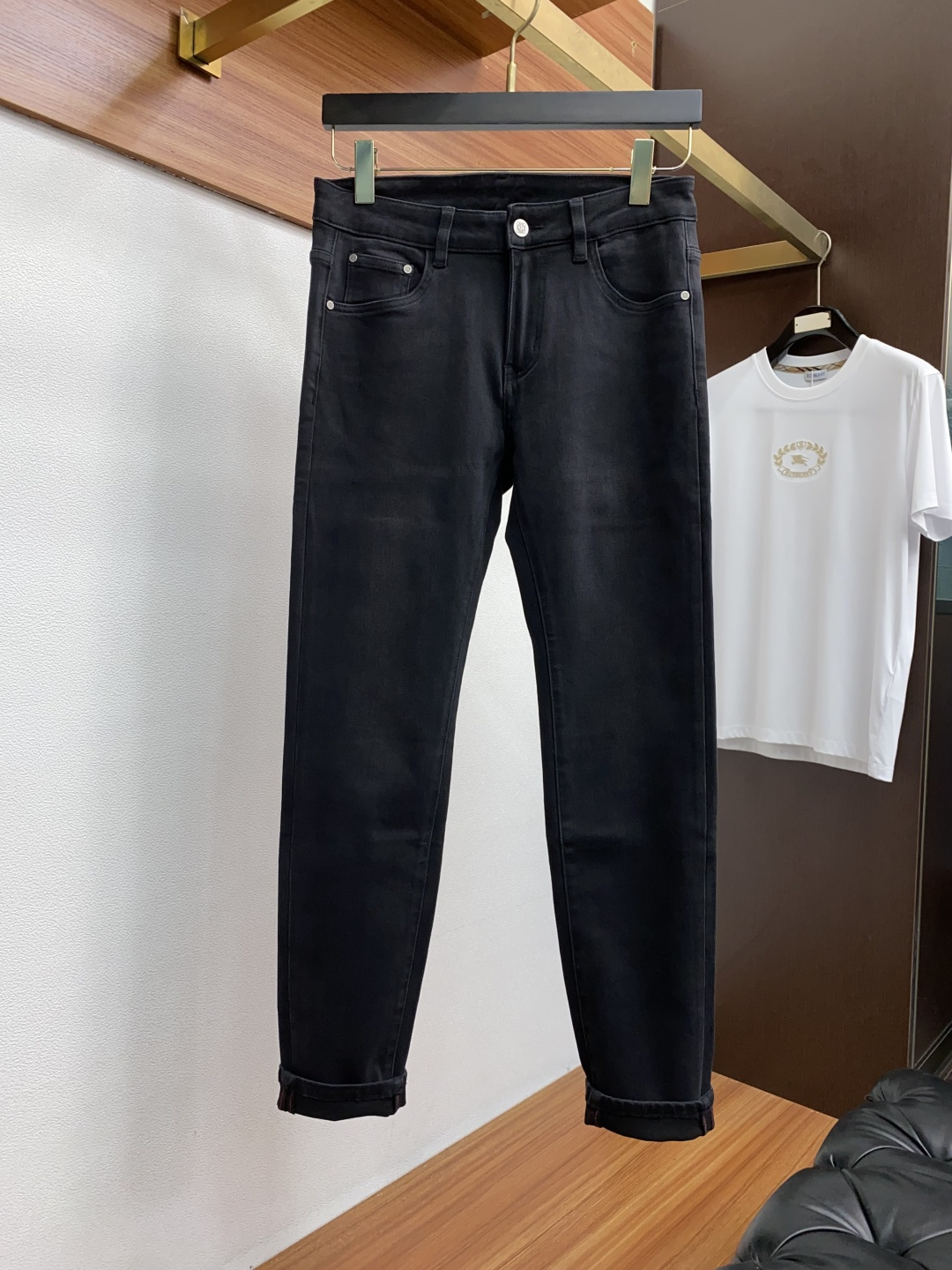  罗意威 2025新款 休闲牛仔裤 干净利落剪裁，都市风十足 采用精纺纯棉面料手感软糯干爽，上身效果挺括