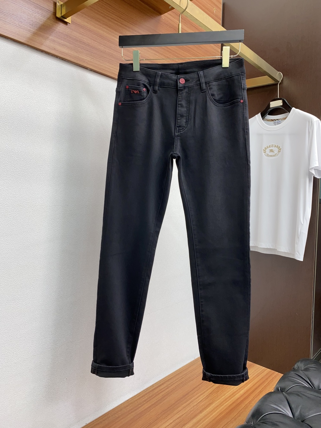  阿玛尼  2025新款 休闲牛仔裤 干净利落剪裁，都市风十足 采用精纺纯棉面料手感软糯干爽，上身效果挺
