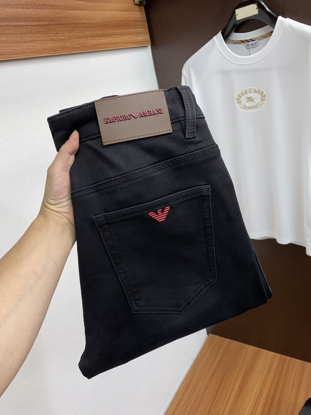  阿玛尼  2025新款 休闲牛仔裤 干净利落剪裁，都市风十足 采用精纺纯棉面料手感软糯干爽，上身效果挺