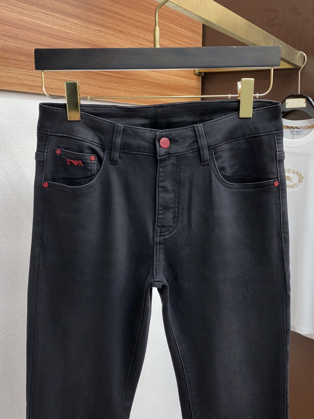  阿玛尼  2025新款 休闲牛仔裤 干净利落剪裁，都市风十足 采用精纺纯棉面料手感软糯干爽，上身效果挺