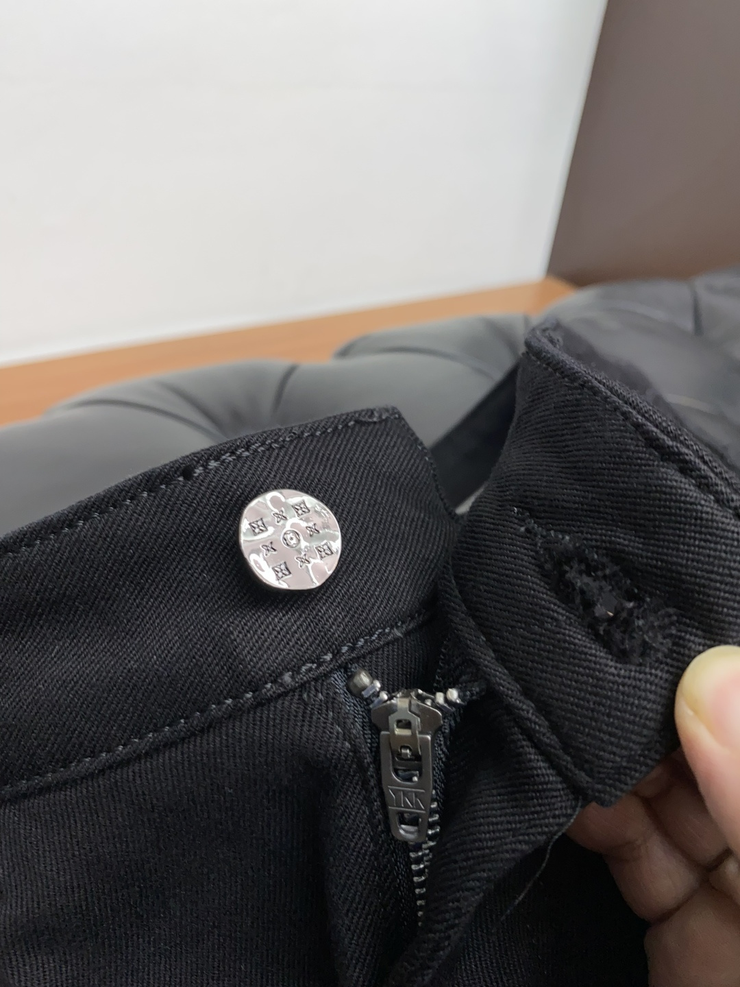 1v路易威登 2025新款 休闲牛仔裤 干净利落剪裁，都市风十足 采用精纺纯棉面料手感软糯干爽，上身效果