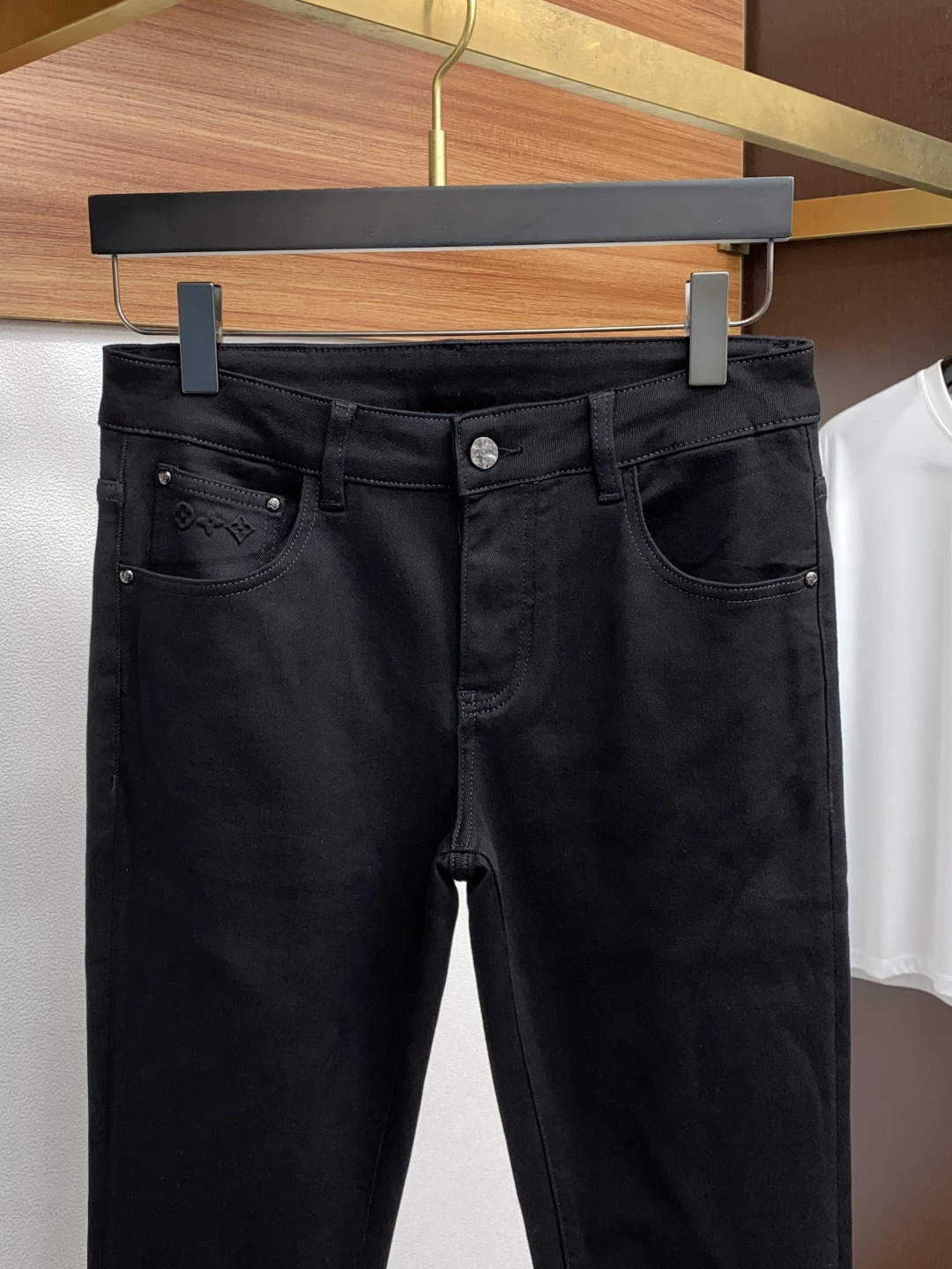 1v路易威登 2025新款 休闲牛仔裤 干净利落剪裁，都市风十足 采用精纺纯棉面料手感软糯干爽，上身效果