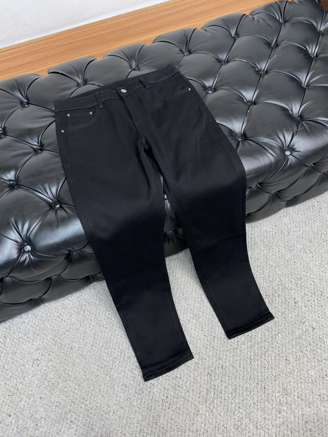 1v路易威登 2025新款 休闲牛仔裤 干净利落剪裁，都市风十足 采用精纺纯棉面料手感软糯干爽，上身效果