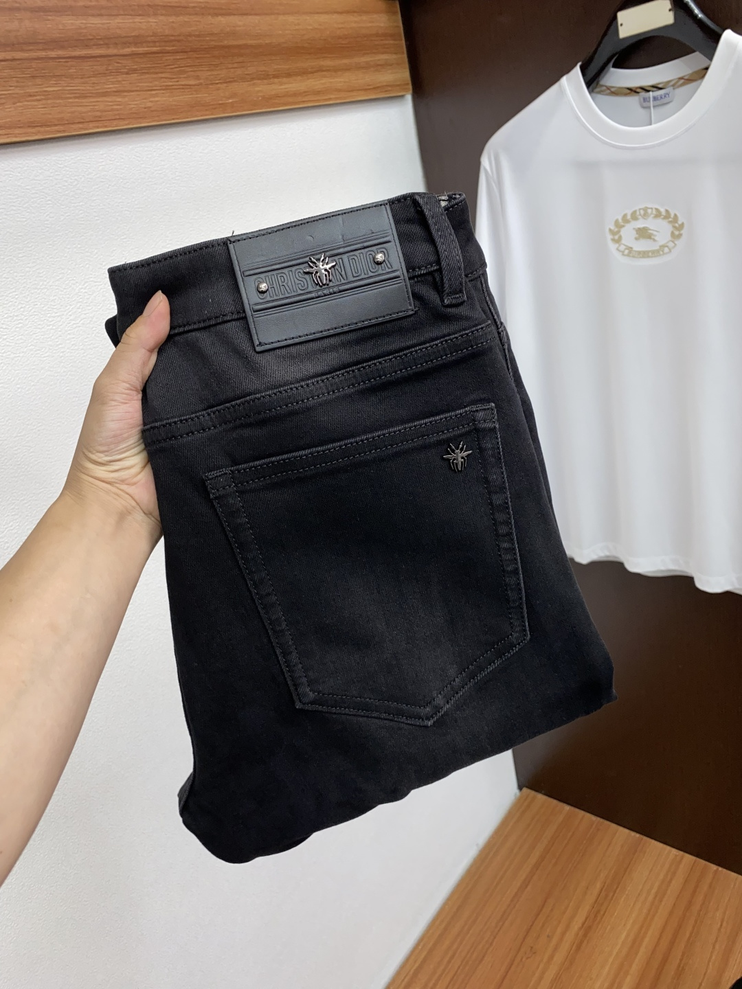 迪奥 2025新款 休闲牛仔裤 干净利落剪裁，都市风十足 采用精纺纯棉面料手感软糯干爽，上身效果挺括有型