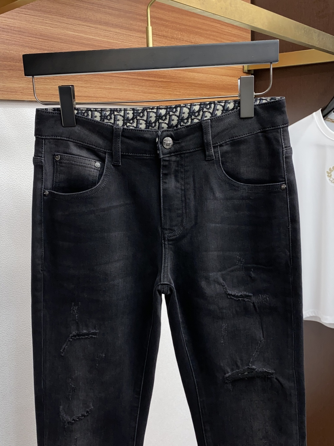 迪奥 2025新款 休闲牛仔裤 干净利落剪裁，都市风十足 采用精纺纯棉面料手感软糯干爽，上身效果挺括有型