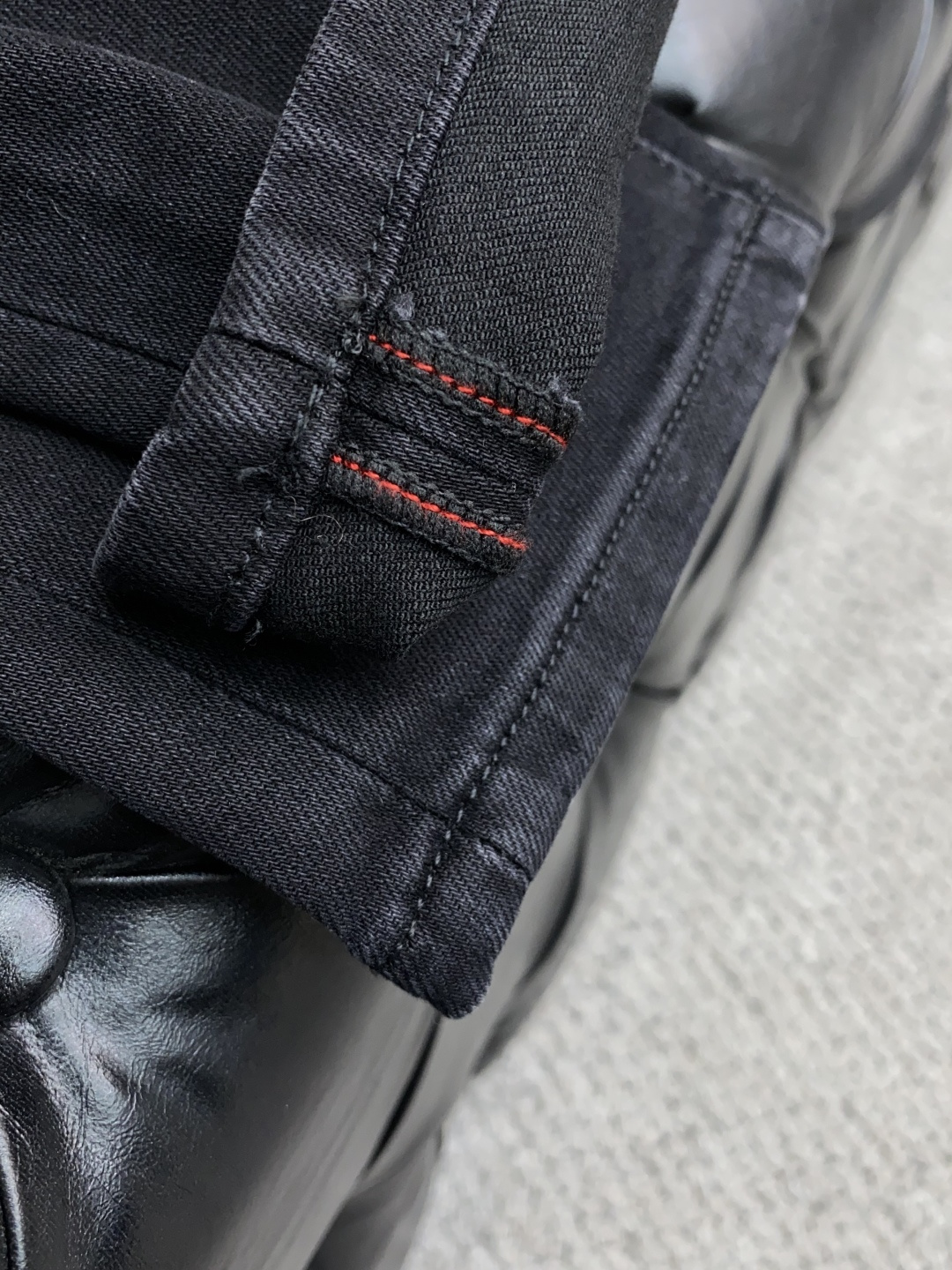 迪奥 2025新款 休闲牛仔裤 干净利落剪裁，都市风十足 采用精纺纯棉面料手感软糯干爽，上身效果挺括有型