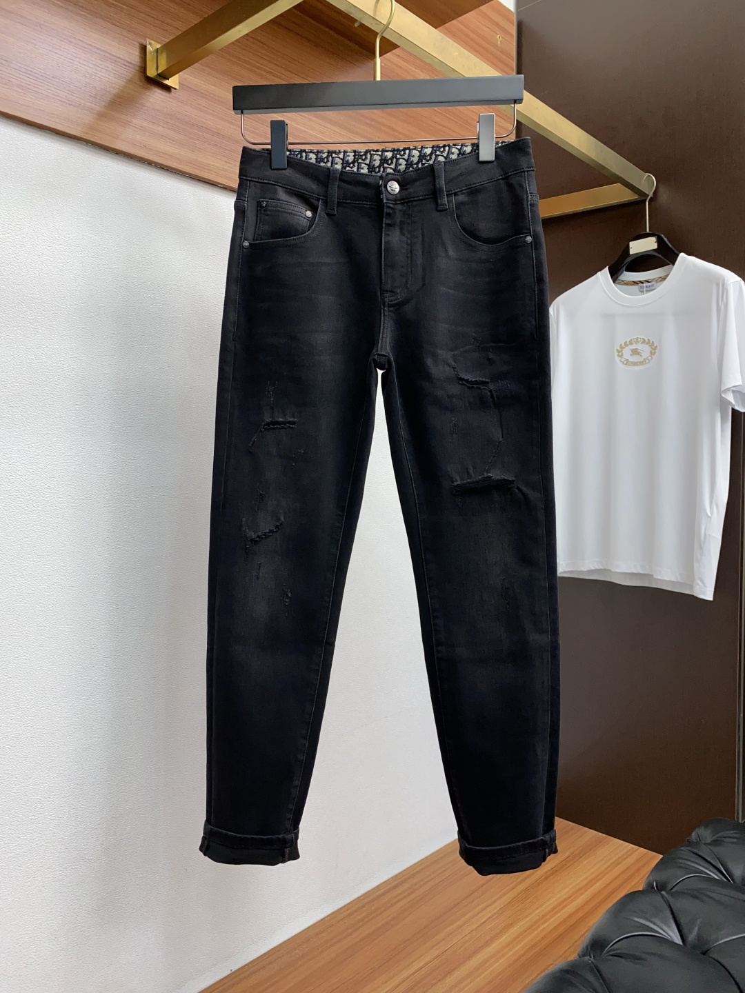 迪奥 2025新款 休闲牛仔裤 干净利落剪裁，都市风十足 采用精纺纯棉面料手感软糯干爽，上身效果挺括有型