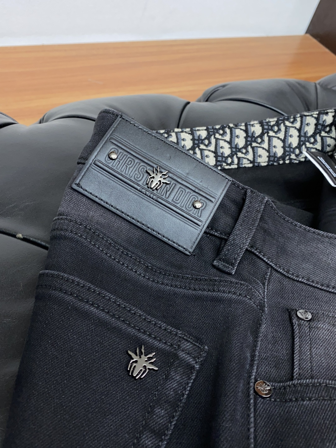 迪奥 2025新款 休闲牛仔裤 干净利落剪裁，都市风十足 采用精纺纯棉面料手感软糯干爽，上身效果挺括有型