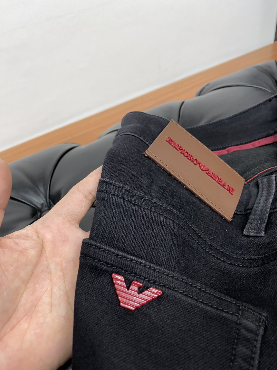  阿玛尼  2025新款 休闲牛仔裤 干净利落剪裁，都市风十足 采用精纺纯棉面料手感软糯干爽，上身效果挺