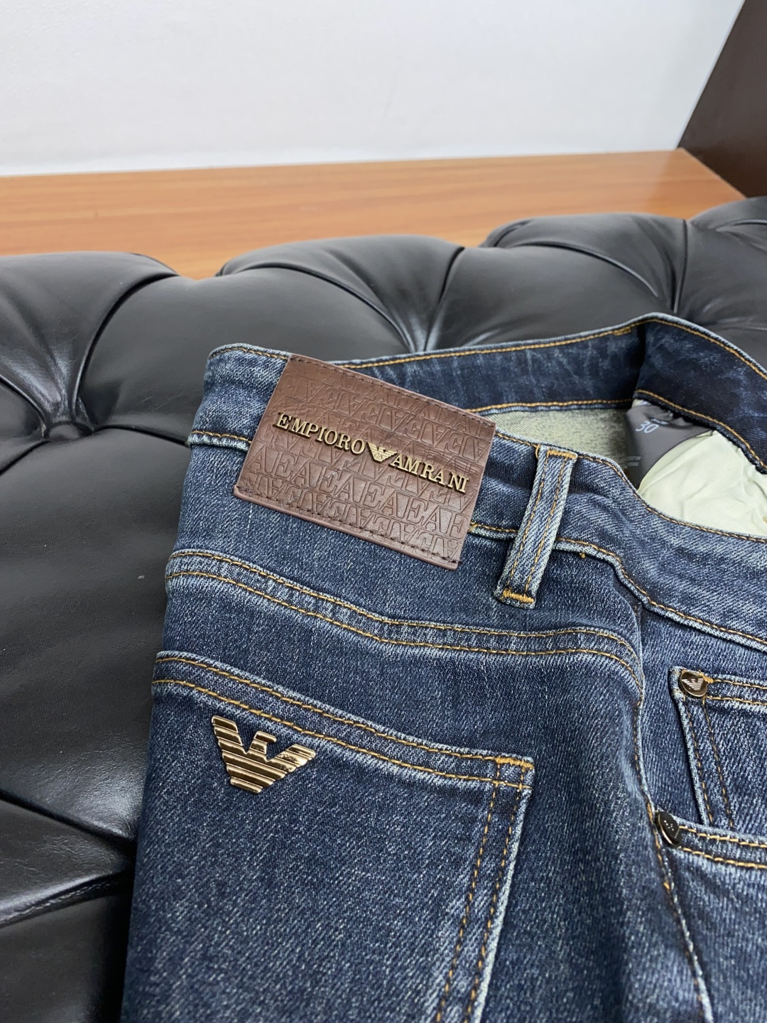  阿玛尼 2025新款 休闲牛仔裤 干净利落剪裁，都市风十足 采用精纺纯棉面料手感软糯干爽，上身效果挺括