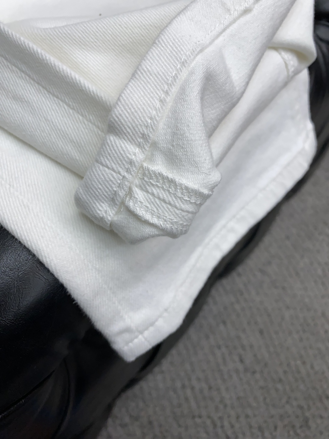  1v路易威登 2025新款 休闲牛仔裤 干净利落剪裁，都市风十足 采用精纺纯棉面料手感软糯干爽，上身效