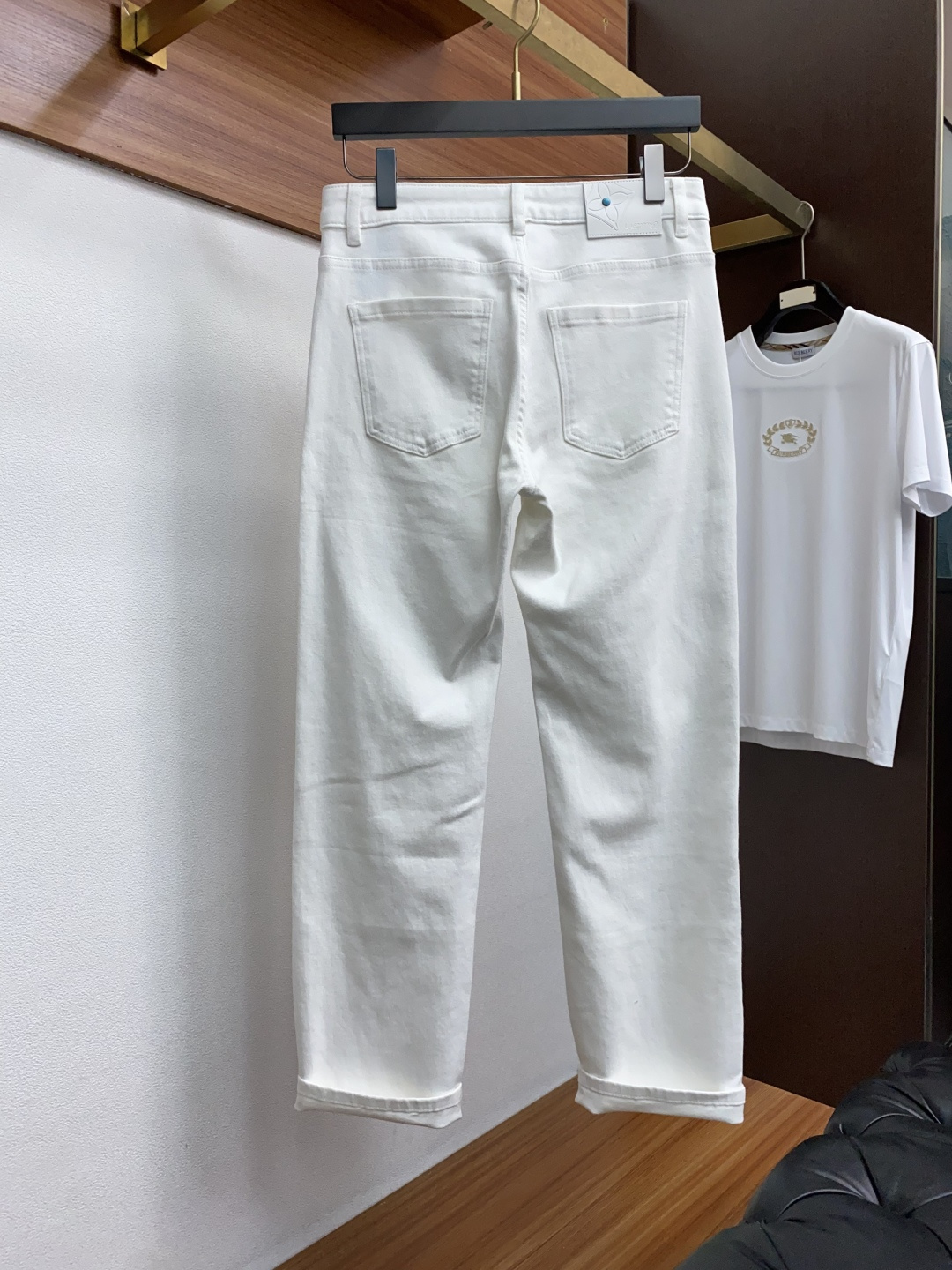  1v路易威登 2025新款 休闲牛仔裤 干净利落剪裁，都市风十足 采用精纺纯棉面料手感软糯干爽，上身效