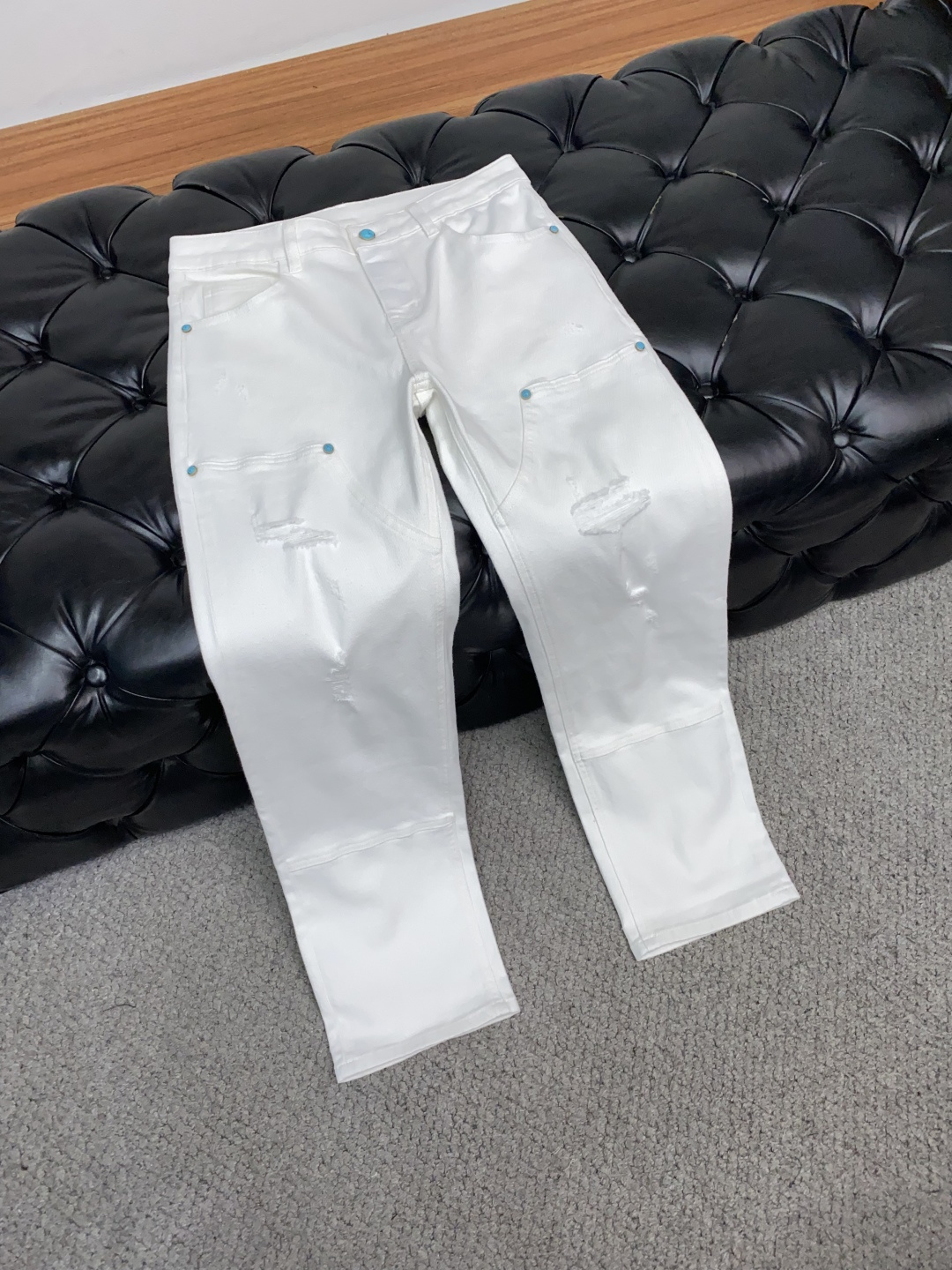  1v路易威登 2025新款 休闲牛仔裤 干净利落剪裁，都市风十足 采用精纺纯棉面料手感软糯干爽，上身效