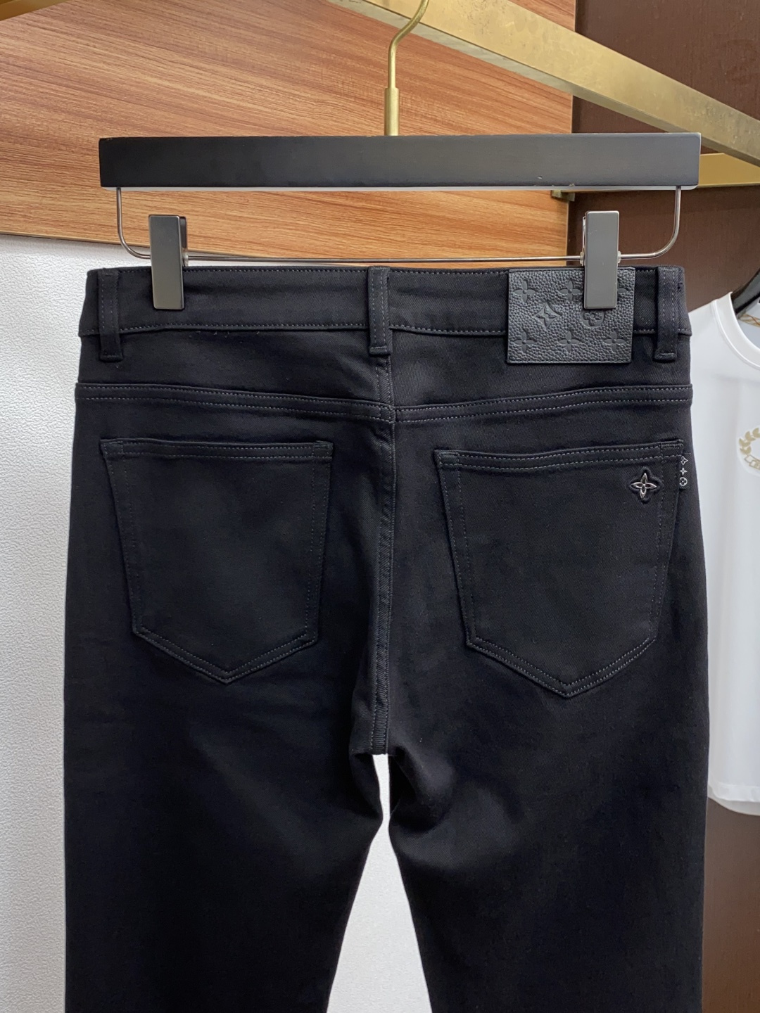 1v路易威登 2025新款 休闲牛仔裤 干净利落剪裁，都市风十足 采用精纺纯棉面料手感软糯干爽，上身效果