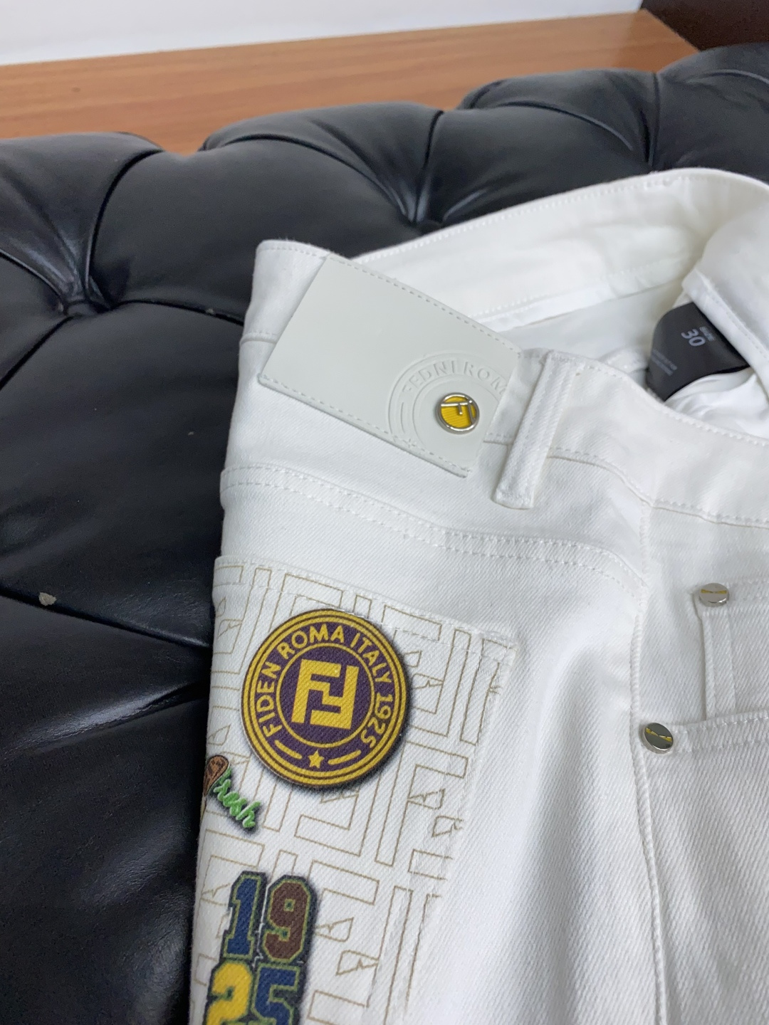  芬迪 2025新款 休闲牛仔裤 干净利落剪裁，都市风十足 采用精纺纯棉面料手感软糯干爽，上身效果挺括有