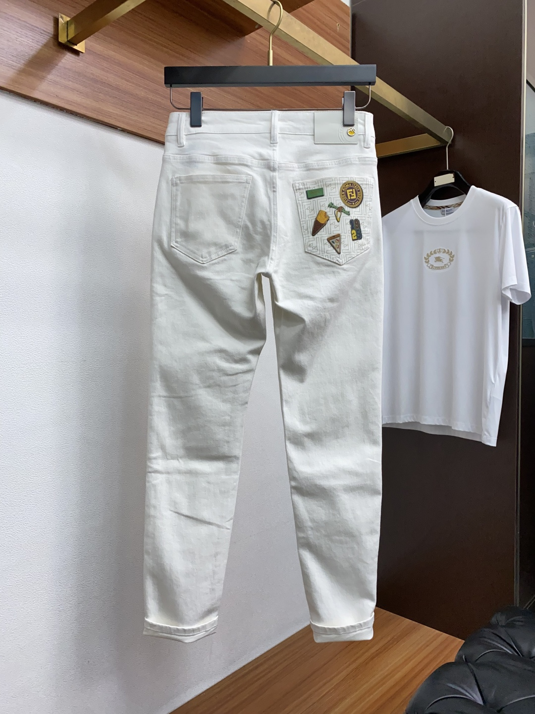  芬迪 2025新款 休闲牛仔裤 干净利落剪裁，都市风十足 采用精纺纯棉面料手感软糯干爽，上身效果挺括有