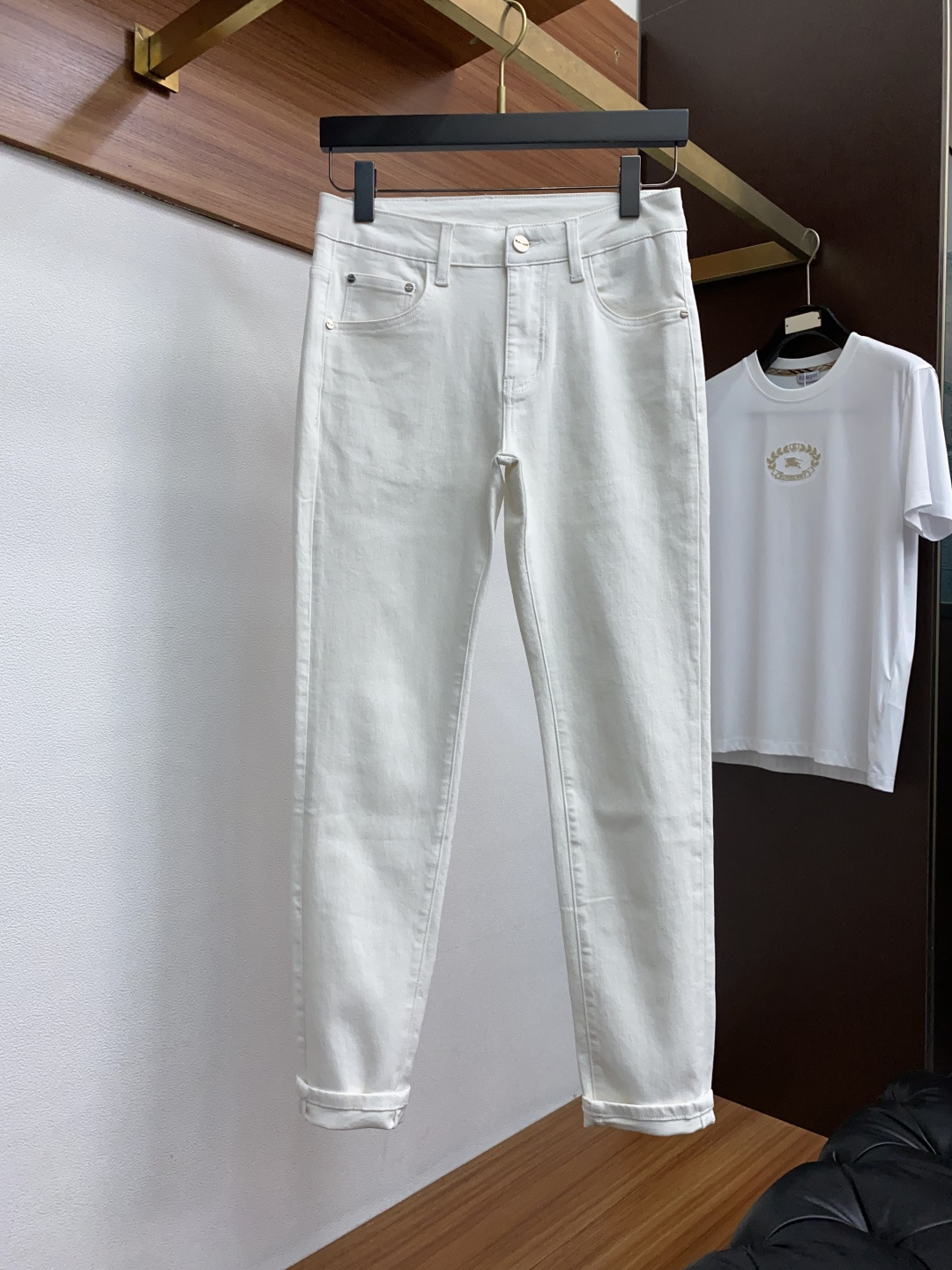  芬迪 2025新款 休闲牛仔裤 干净利落剪裁，都市风十足 采用精纺纯棉面料手感软糯干爽，上身效果挺括有