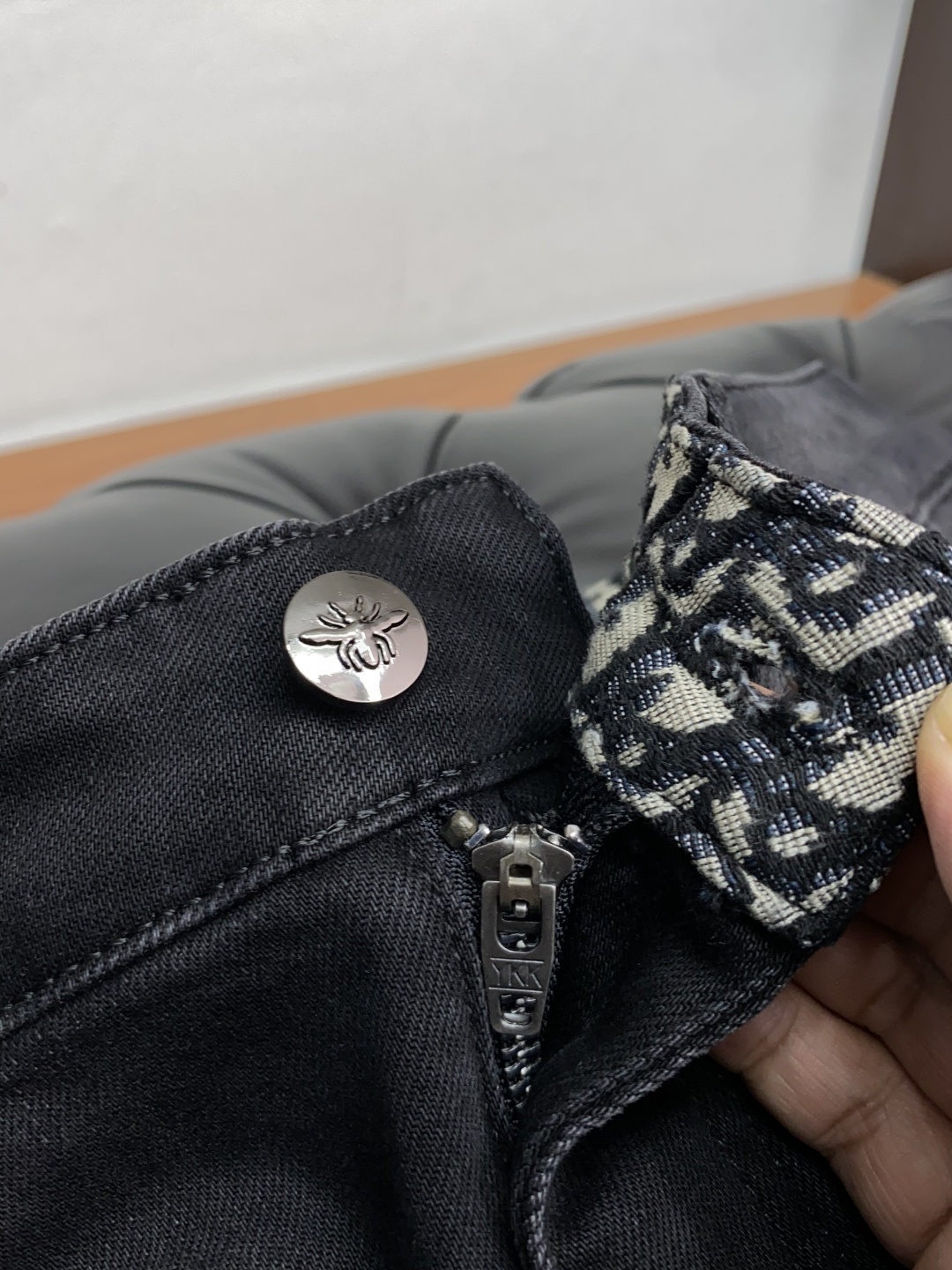 迪奥 2025新款 休闲牛仔裤 干净利落剪裁，都市风十足 采用精纺纯棉面料手感软糯干爽，上身效果挺括有型