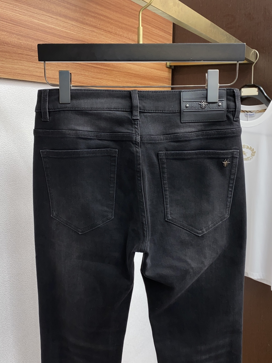 迪奥 2025新款 休闲牛仔裤 干净利落剪裁，都市风十足 采用精纺纯棉面料手感软糯干爽，上身效果挺括有型