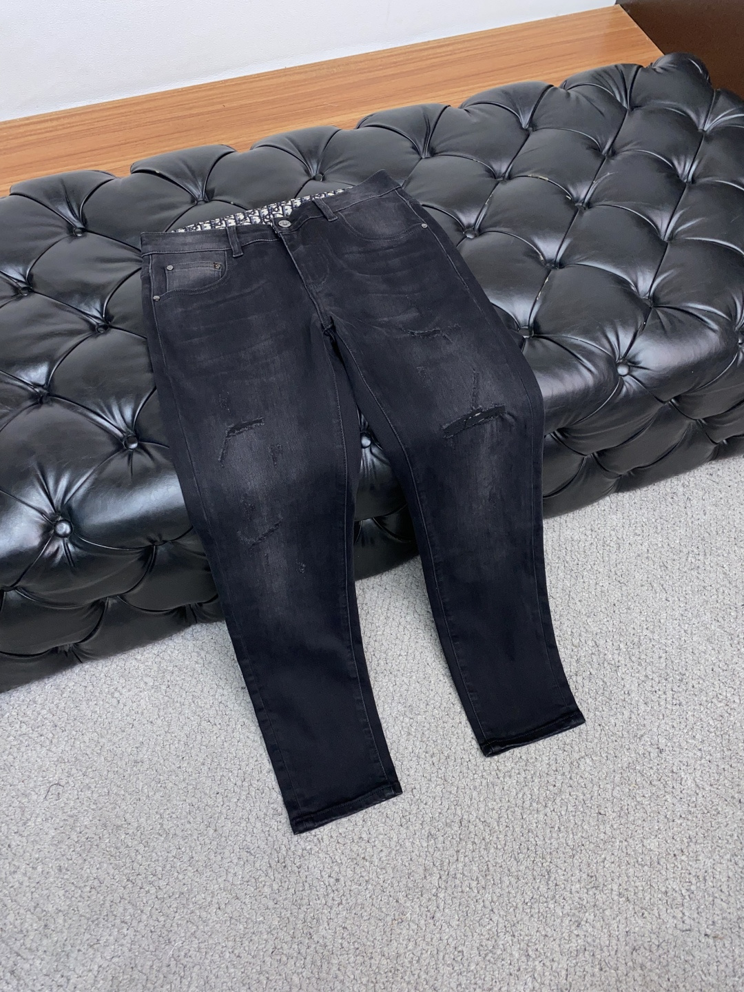 迪奥 2025新款 休闲牛仔裤 干净利落剪裁，都市风十足 采用精纺纯棉面料手感软糯干爽，上身效果挺括有型