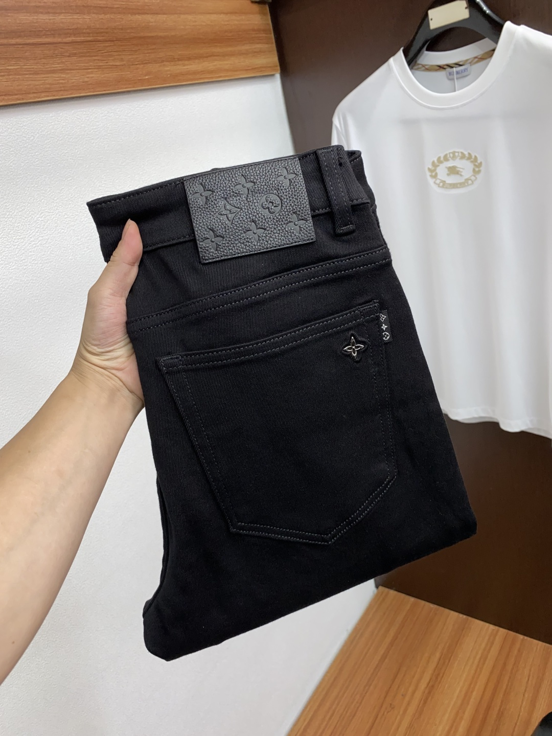 1v路易威登 2025新款 休闲牛仔裤 干净利落剪裁，都市风十足 采用精纺纯棉面料手感软糯干爽，上身效果