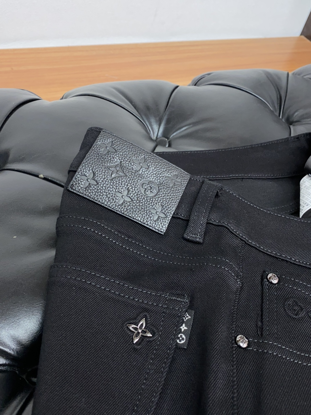 1v路易威登 2025新款 休闲牛仔裤 干净利落剪裁，都市风十足 采用精纺纯棉面料手感软糯干爽，上身效果