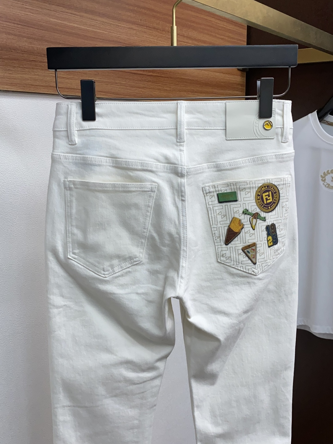  芬迪 2025新款 休闲牛仔裤 干净利落剪裁，都市风十足 采用精纺纯棉面料手感软糯干爽，上身效果挺括有