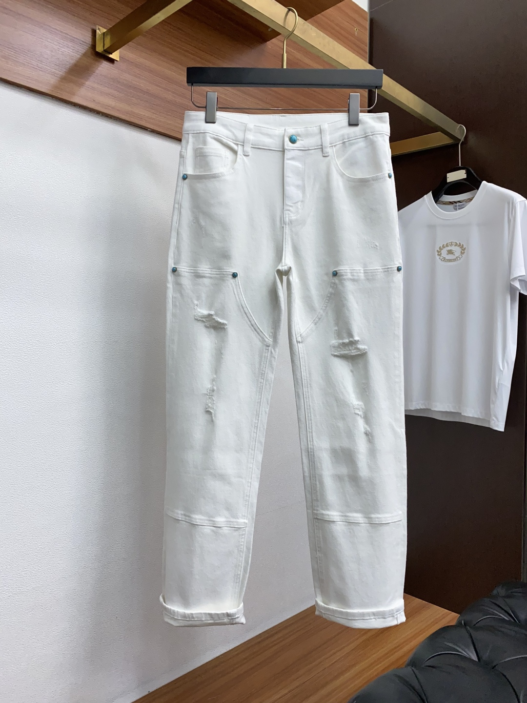  1v路易威登 2025新款 休闲牛仔裤 干净利落剪裁，都市风十足 采用精纺纯棉面料手感软糯干爽，上身效