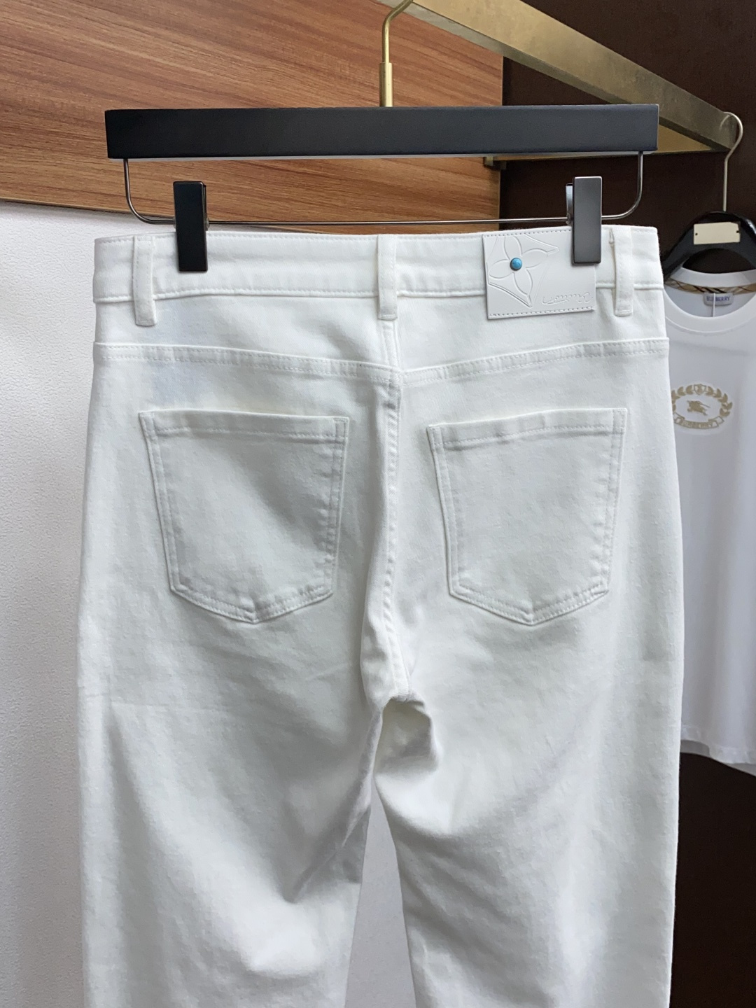  1v路易威登 2025新款 休闲牛仔裤 干净利落剪裁，都市风十足 采用精纺纯棉面料手感软糯干爽，上身效