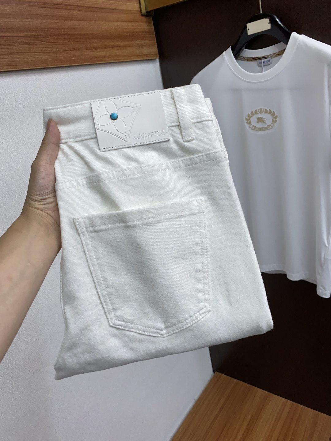  1v路易威登 2025新款 休闲牛仔裤 干净利落剪裁，都市风十足 采用精纺纯棉面料手感软糯干爽，上身效