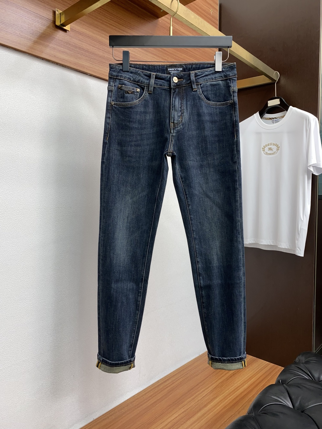  阿玛尼 2025新款 休闲牛仔裤 干净利落剪裁，都市风十足 采用精纺纯棉面料手感软糯干爽，上身效果挺括